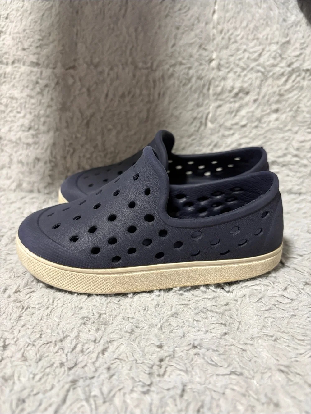 Old Navy Navy Slip-On Kids Water Shoes with Cream Sole